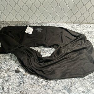 BEYOND YOGA
Infinity Hidden Pocket Scarf